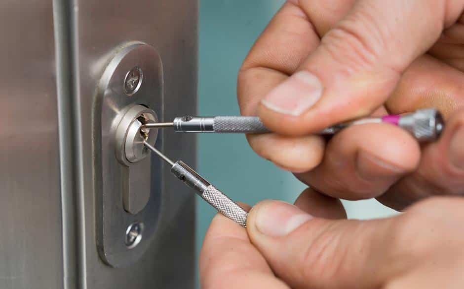 Comment crocheter une serrure de porte ?